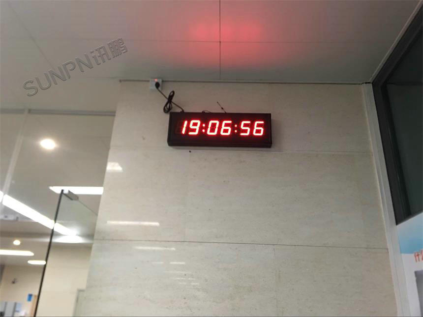 医院大厅时钟同步显示