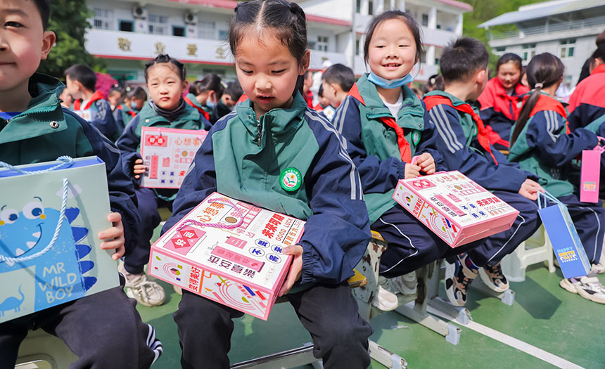 孩子收到助学礼包后脸上洋溢着笑容