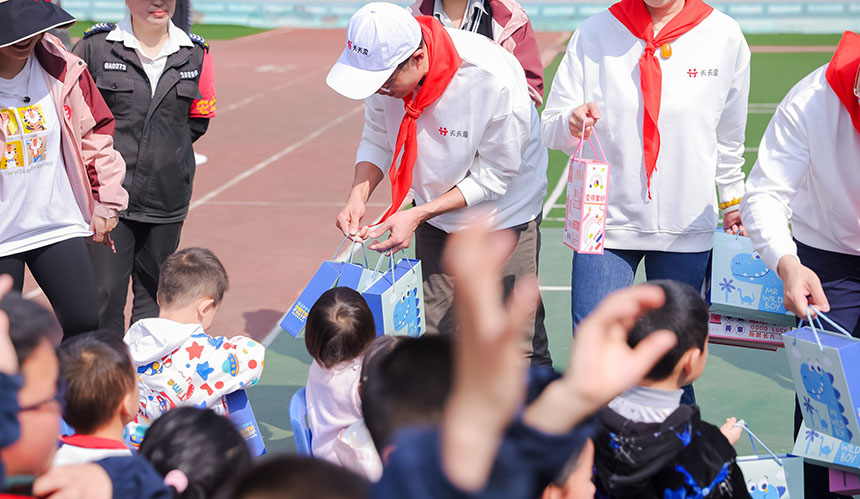 讯鹏创始人瞿乐为学生发放助学礼包