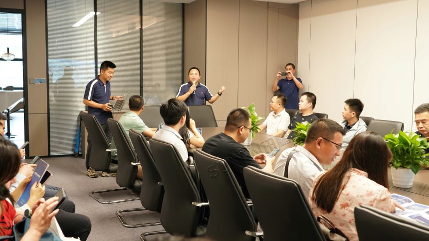 在交流会上