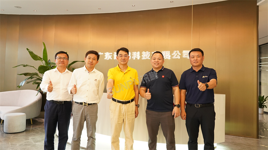 讯鹏科技-与党工领导合影留念