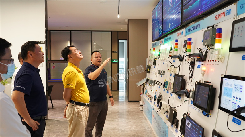 讯鹏科技-与党工领参观数字化工厂产品