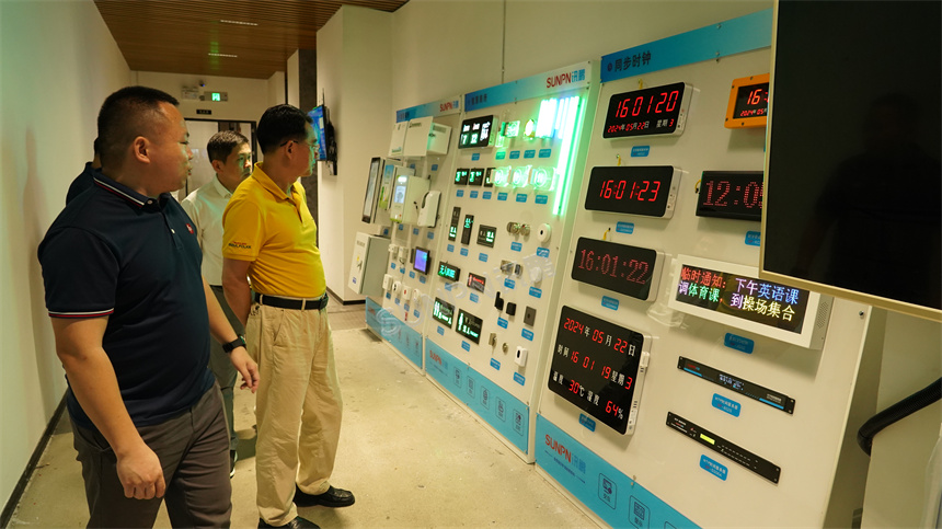 讯鹏科技-党工领导参观智慧城市产品