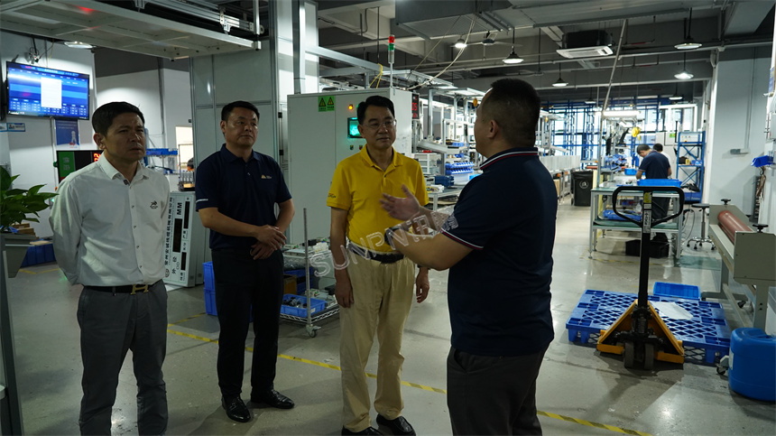 参观讯鹏生产车间