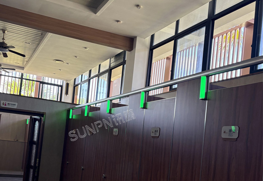 讯鹏智慧公厕案例-门头指示灯效果 讯鹏智慧公厕案例-门头指示灯效果